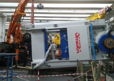 Scarico e posizionamento pressa