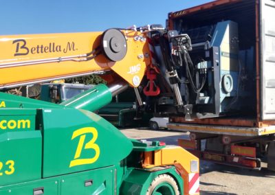 Carico macchinario su container