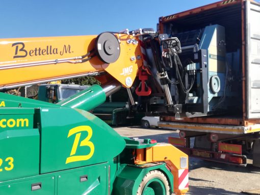 Carico macchinario su container